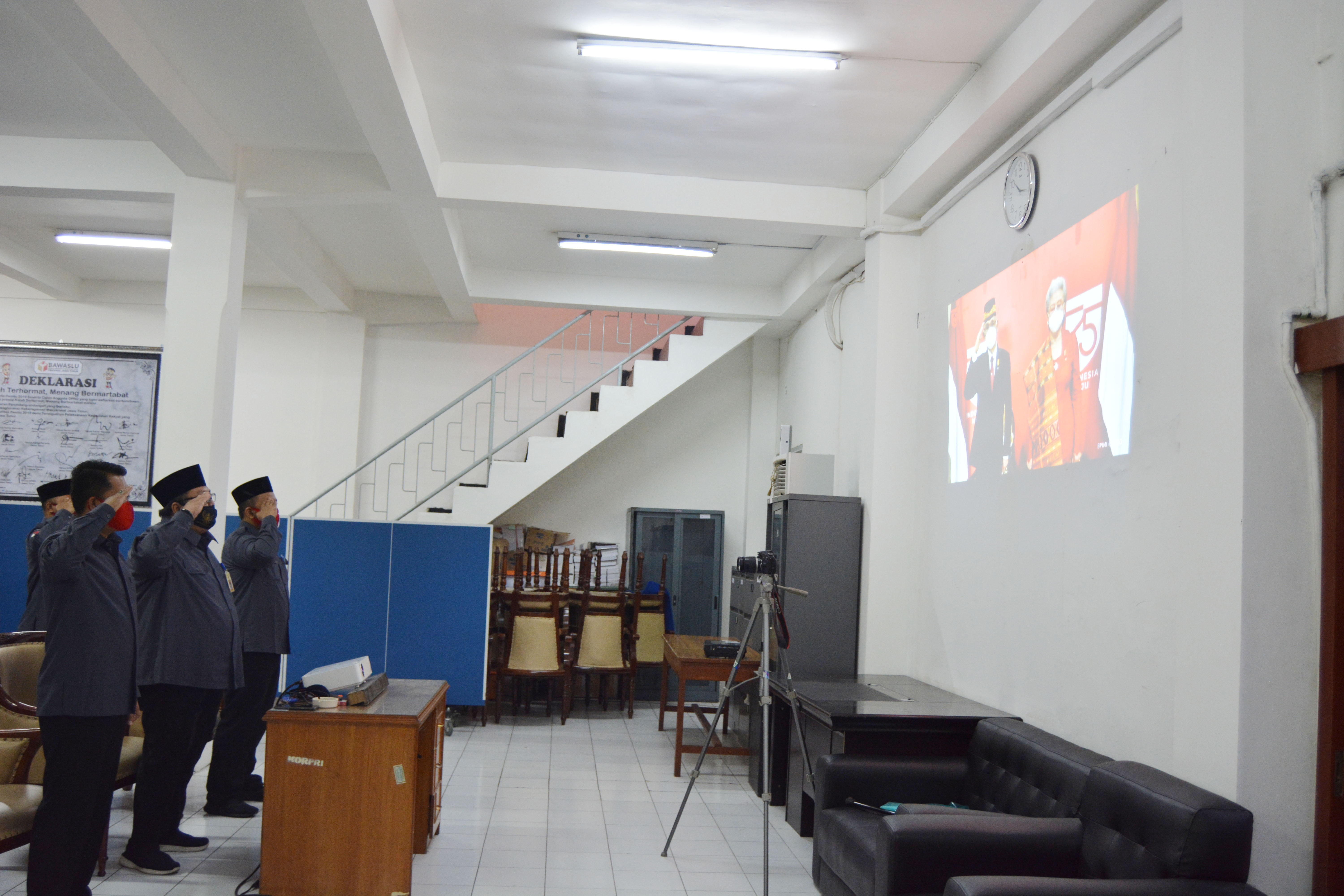 Walau Virtual, Bawaslu Jatim Tetap Khidmat Rayakan Kemerdekaan