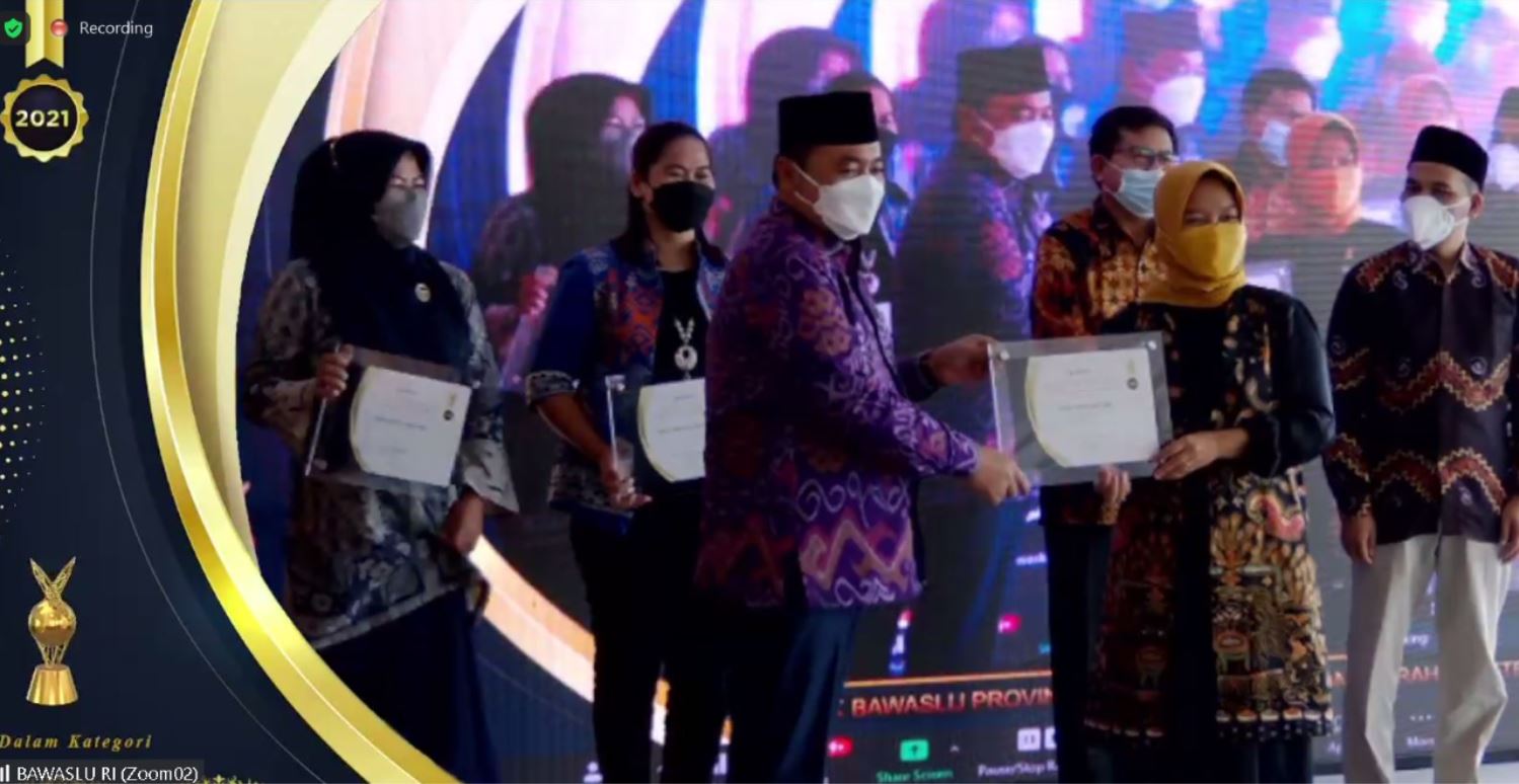 Bawaslu Jatim Diganjar Anugerah Informatif oleh Bawaslu RI