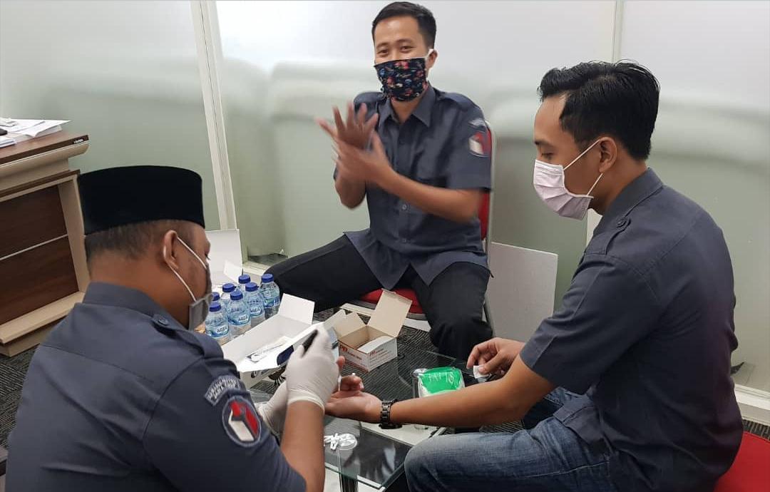 Siap dengan New Normal, Bawaslu Jatim Lakukan Rapid Test Covid-19