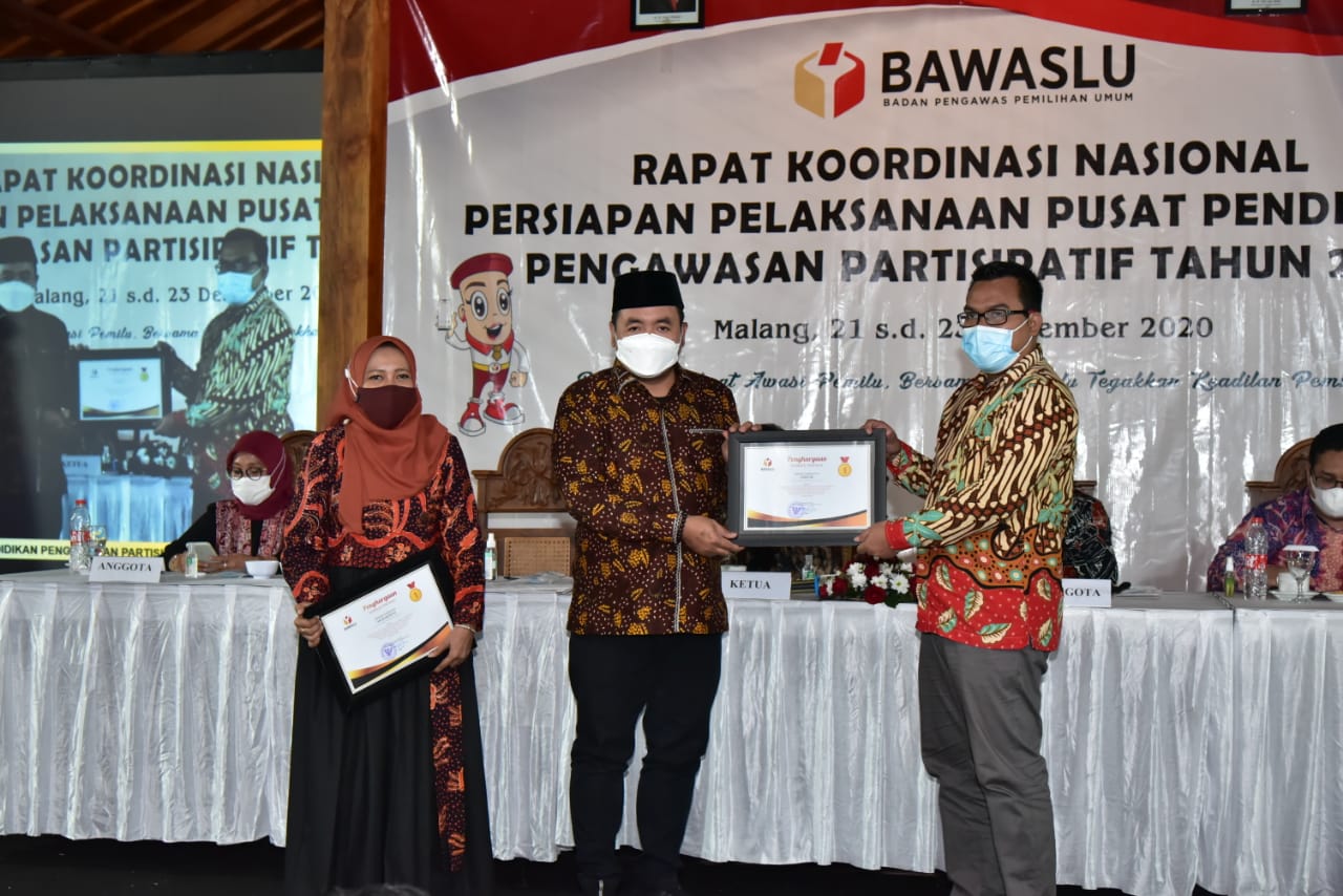 Bawaslu Mojokerto dan Gresik Raih Penghargaan atas Laporan Cepat Siwaslu