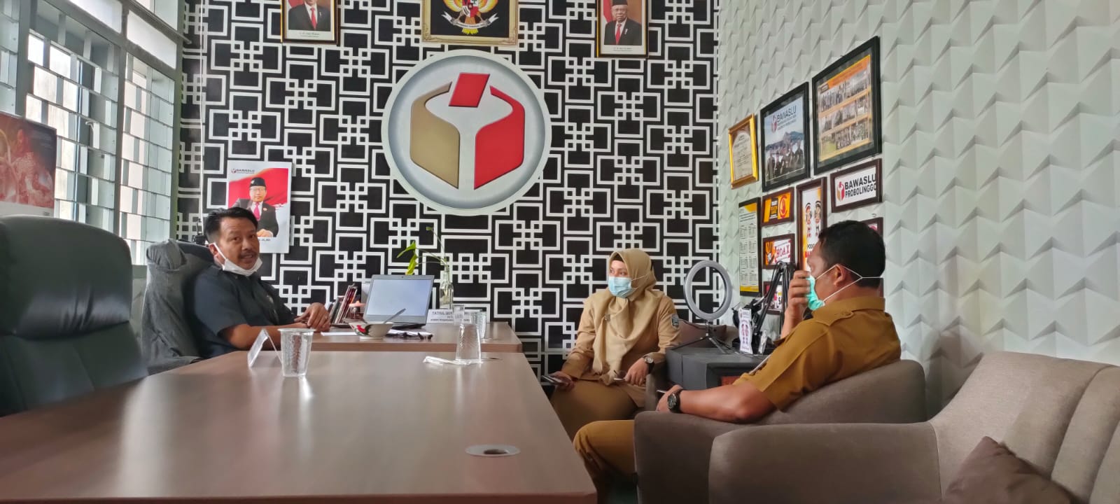 Ketika Humas Pemerintah Daerah Belajar Podcast ke Bawaslu Kabupaten Probolinggo