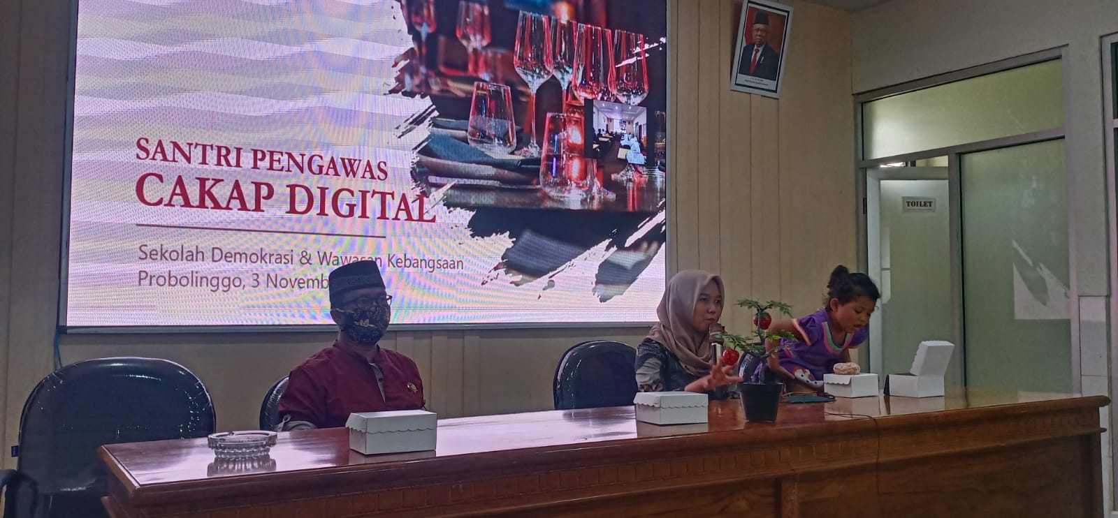 Ely Ajak Santri Nurul Jadid Probolinggo Beri Kontranarasi Hoaks Pemilu