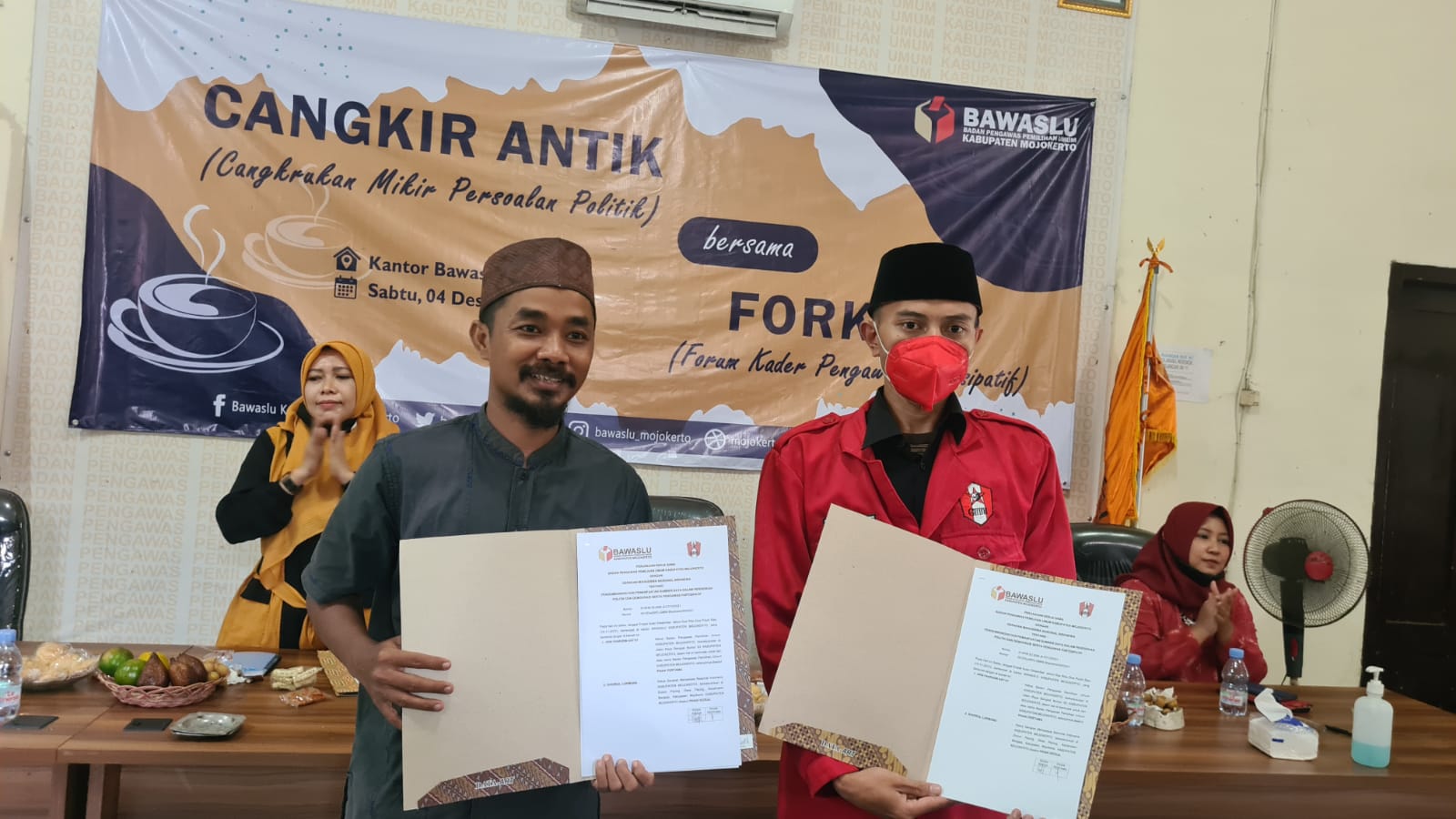 Bawaslu Kabupaten Mojokerto Merawat Alumni SKPP dengan Cangkir Antik