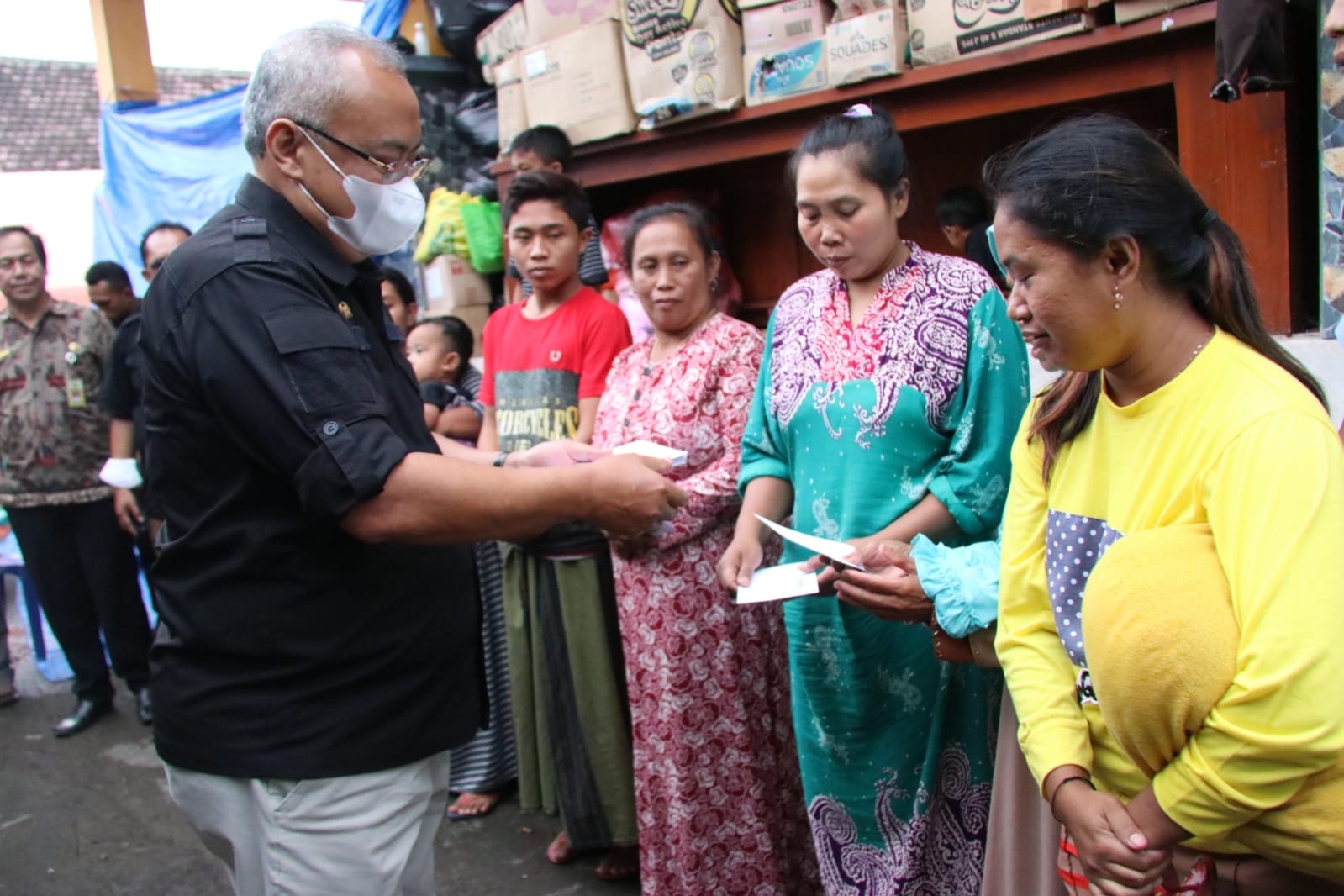Sekretaris Jenderal Bawaslu Serahkan Langsung Donasi ke Korban Erupsi Semeru