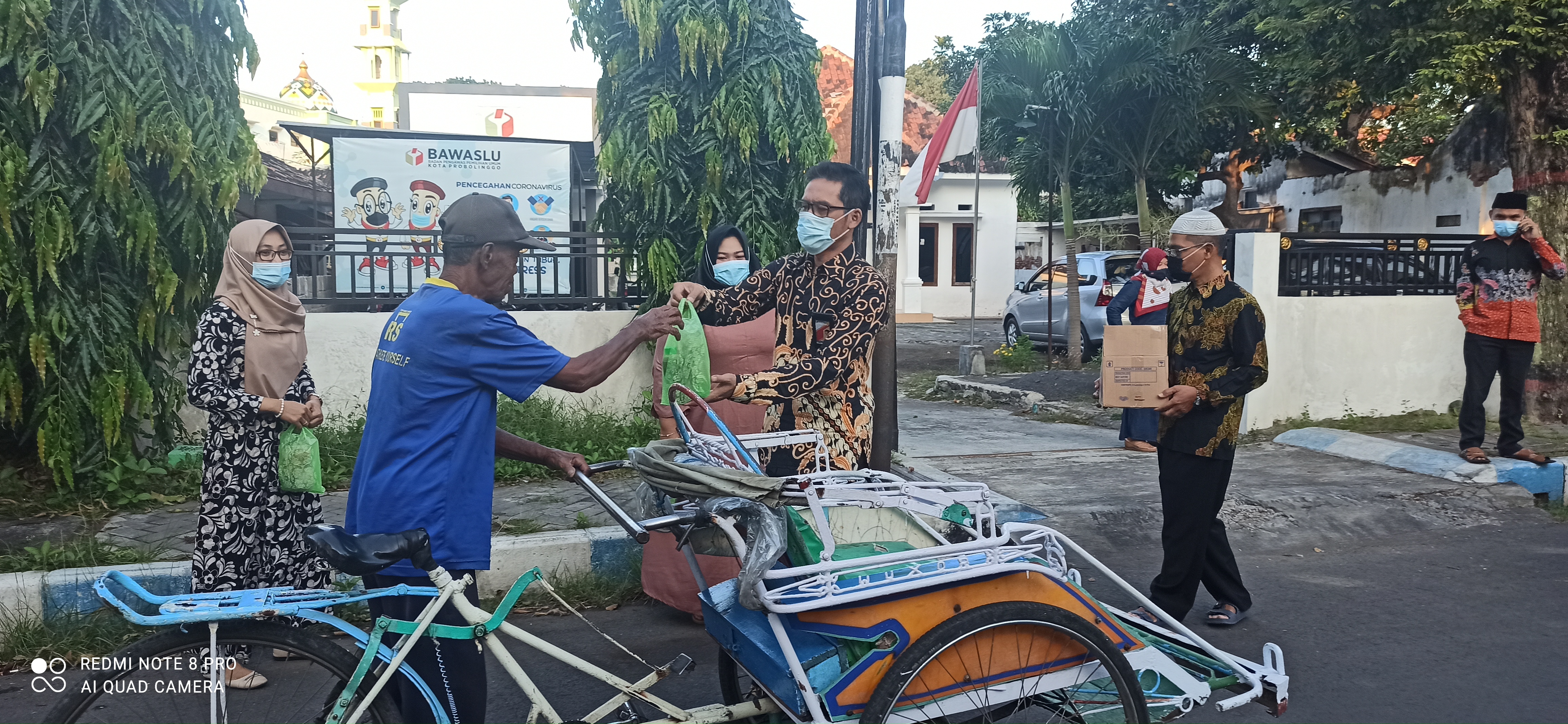 Bawaslu Kota Probolinggo Peringati Hari Kartini dengan Bagi Takjil