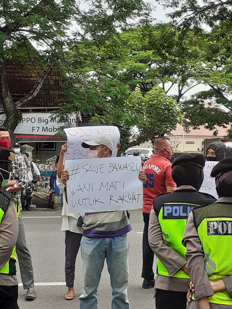 Dukung Bawaslu Ponorogo, Puluhan Orang Unjuk Aksi