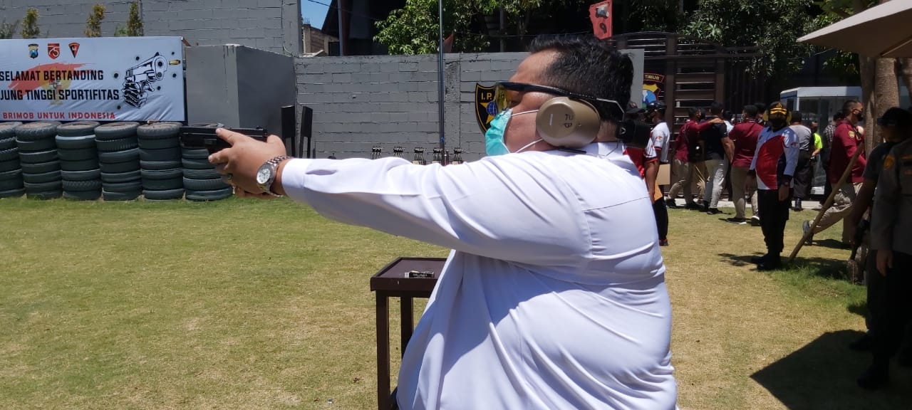 Latihan Menembak, Lepas Kenang Amin dengan Kapolda Jatim