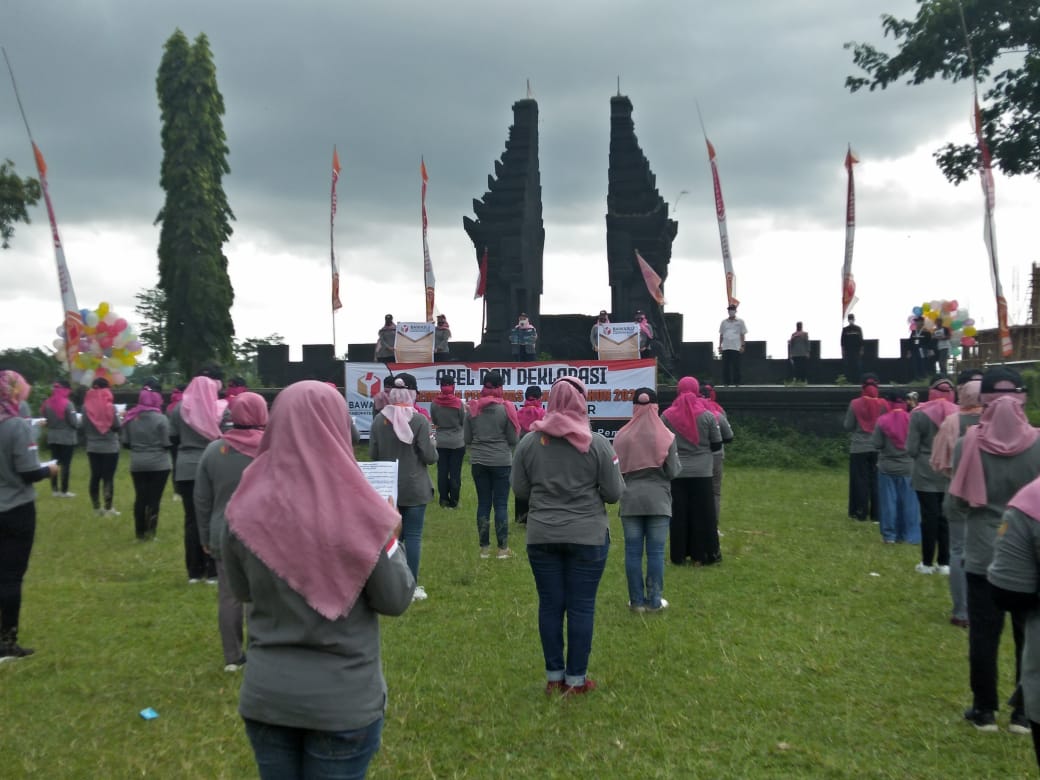 Di Lapangan Kenanga, Srikandi Pengawas Blitar Deklarasi Awasi Pilkada 2020