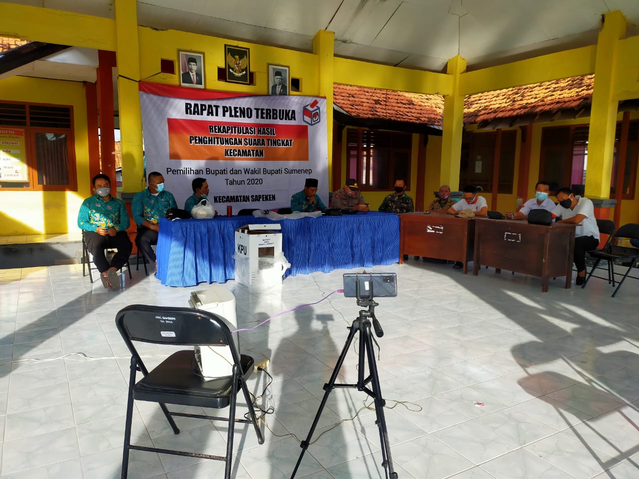 Ketika Penyelenggara Pilkada di Kecamatan Sapeken Rekapitulasi Manual via Daring