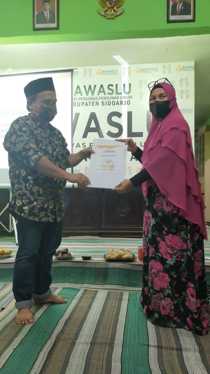 Buka Puasa Bersama, Bawaslu Sidoarjo Berikan Piagam Penghargaan kepada Panwascam