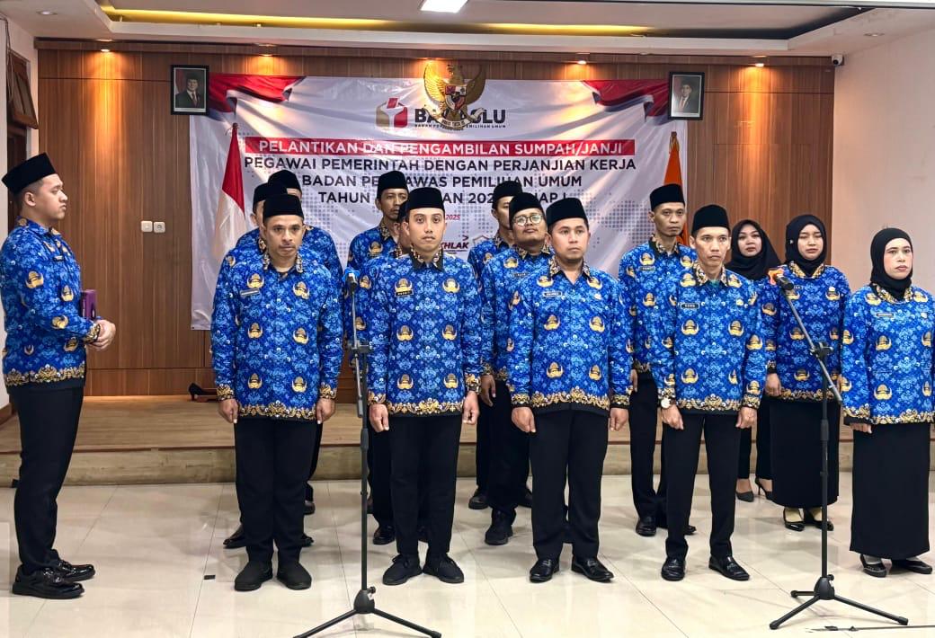 13 Tahun Setia Bekerja di Bawaslu Jatim, Rama dan Riyono Akhirnya Dilantik sebagai ASN