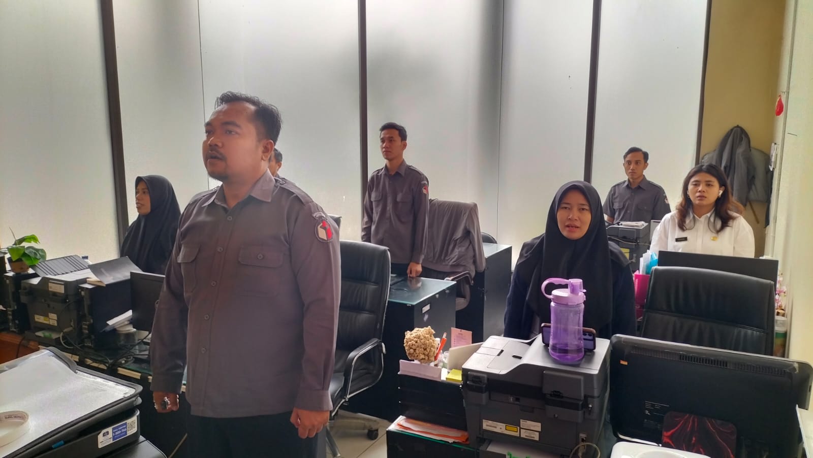 Tingkatkan Nasionalisme, Bawaslu Jatim Menyanyikan Lagu Kebangsaan Setiap Hari Kerja