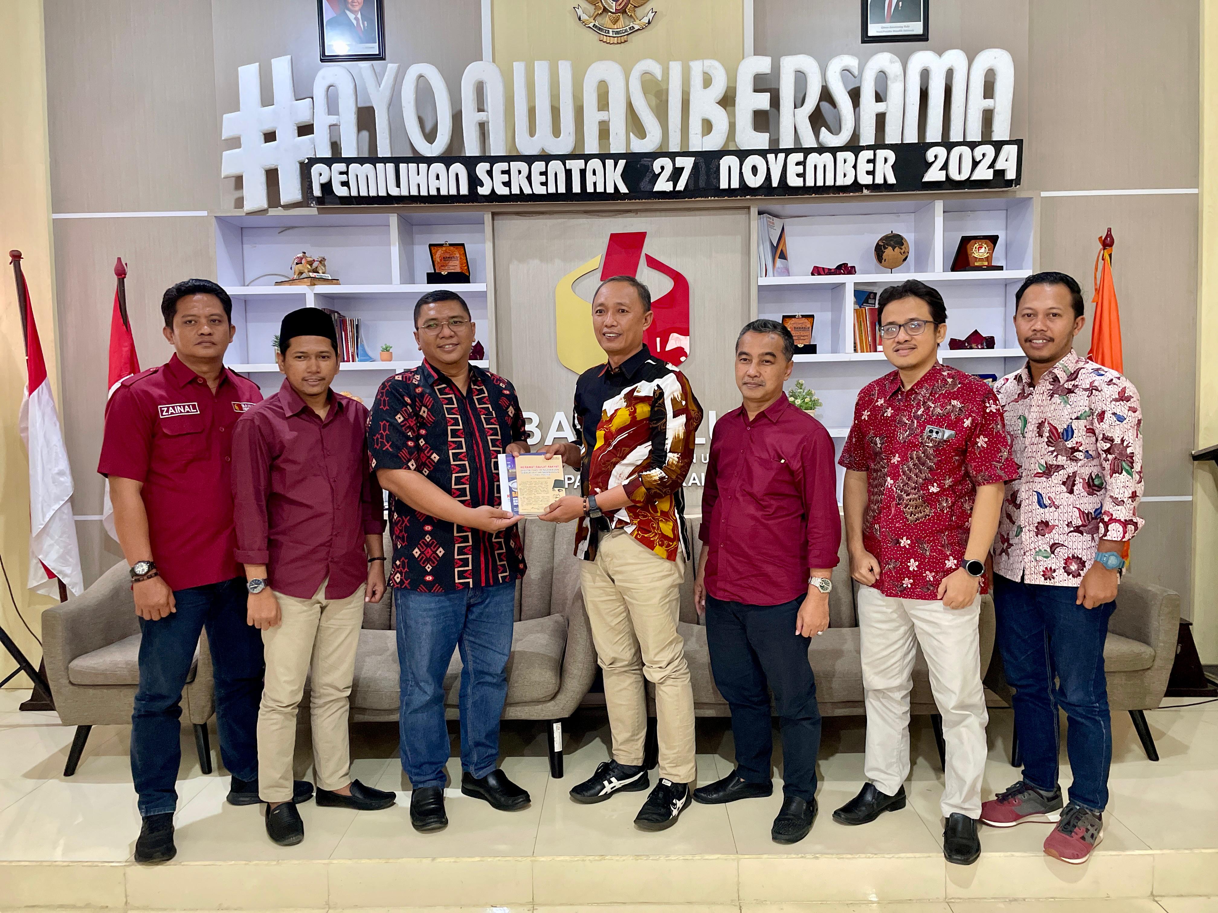 Massifkan Literasi Politik, Bawaslu Jatim Bagi 3 Buku ke 38 Bawaslu Kabupaten/Kota