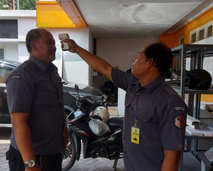 Cegah Covid-19, Gedung Bawaslu Jatim Disemprot Disinfektan