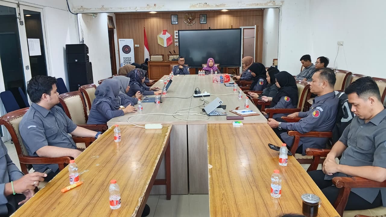 suarana rapat divisi SDM Bawaslu Jatim, pada Selasa, 6 Januari 2026