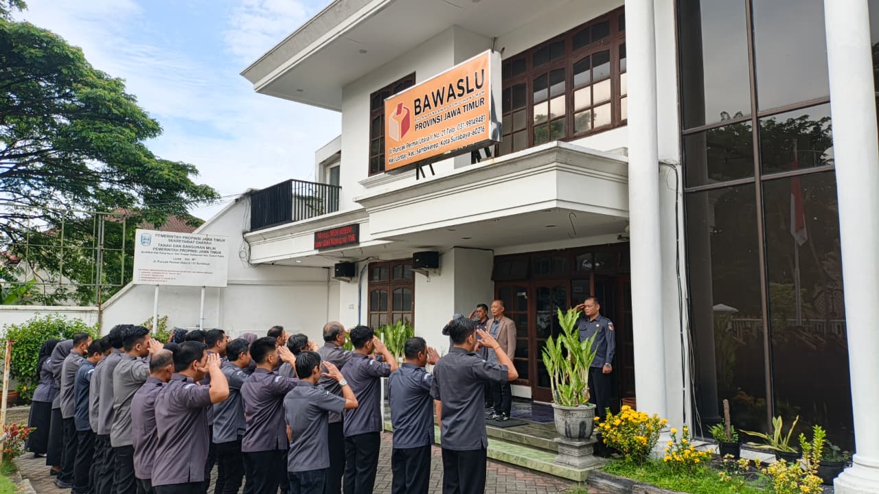 Ketua Bawaslu Jatim, A. Warits (berjas cokelat) saat menjadi pembina Apel, 12 Januari 2026