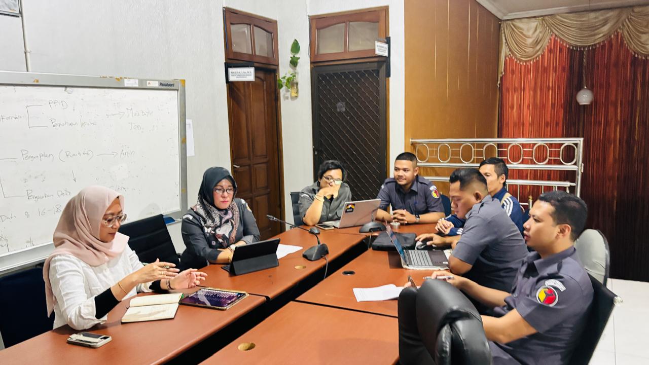 Anggota Bawaslu Jatim, Dewita Hayu Shinta (baju putih) sedang memimpin rapat internal divisi hukum dan diklat Bawaslu Provinsi Jawa Timur pada, 13 Januari 2026