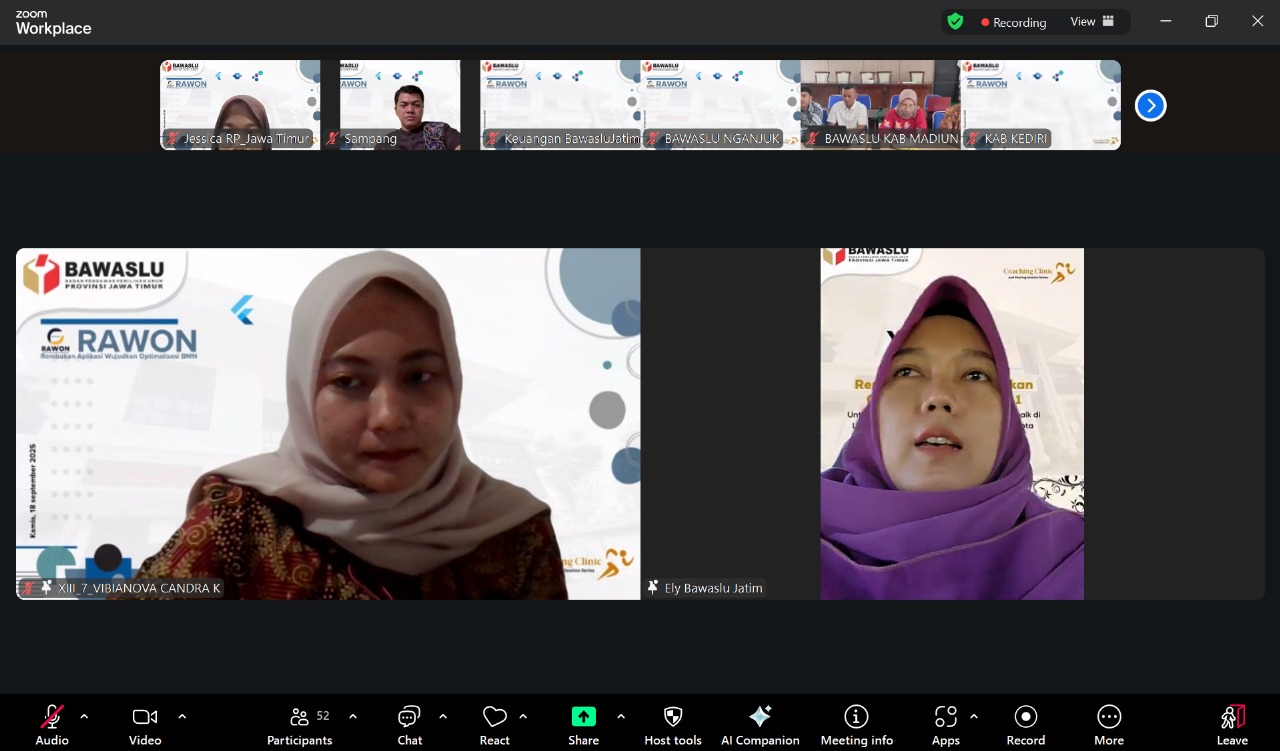 Koordinator Divisi Sumber Daya Manusia dan Organisasi, Nur Elya Anggraini (kanan, memakai kerudung ungu) saat memberikan sambutan adalah acara BMN di linkungan Bawaslu Provinsi Jawa Timur, pada Kamis, 18 September 2025