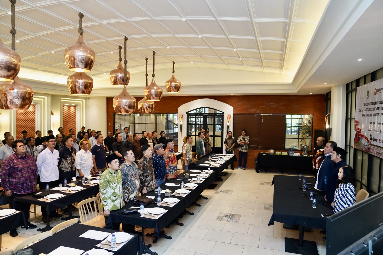 Suasana Diskusi Kelompok Terpumpun (DKT) Bawaslu yang diadakan di Surabaya pada Kamis, 18 September 2025