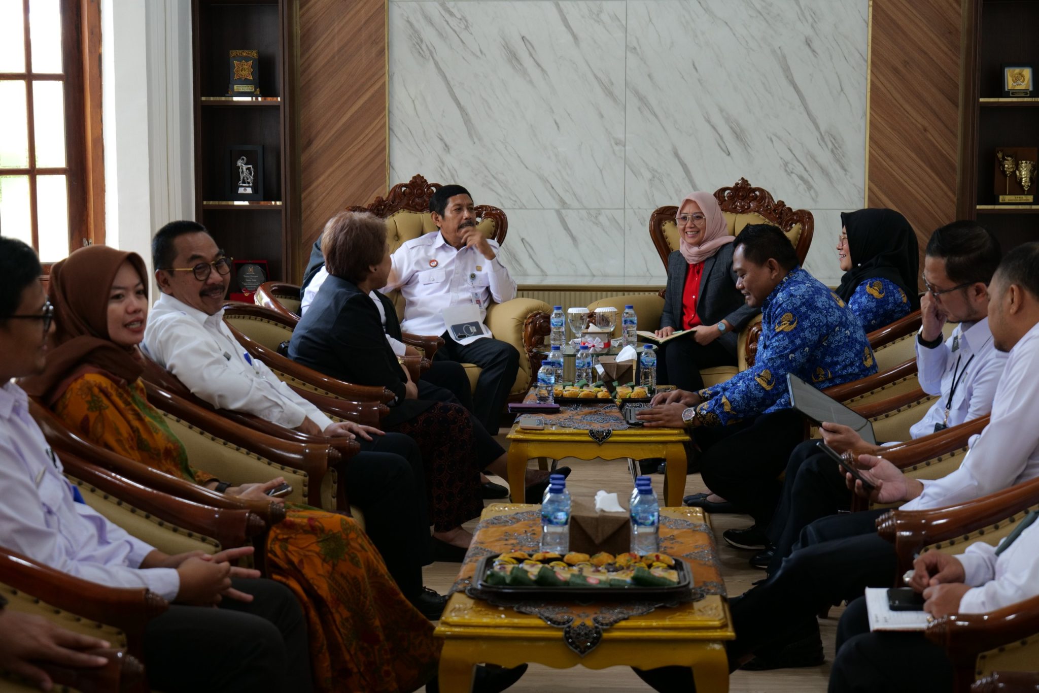 Anggota Bawaslu Jatim, Dewita Hayu Shinta (kanan depan) saat audiensi ke Kanwil Kemenkum, pada Rabu (1/10/2025).