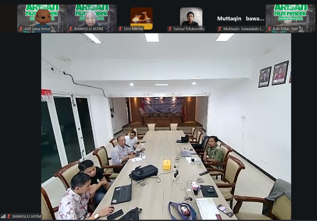 Ketua Bawaslu Jatim, A, Warits (tiga dari kiri) saat membuka Arisan Film Bawaslu Jatim, pada Kamis, 23 Oktober 2025