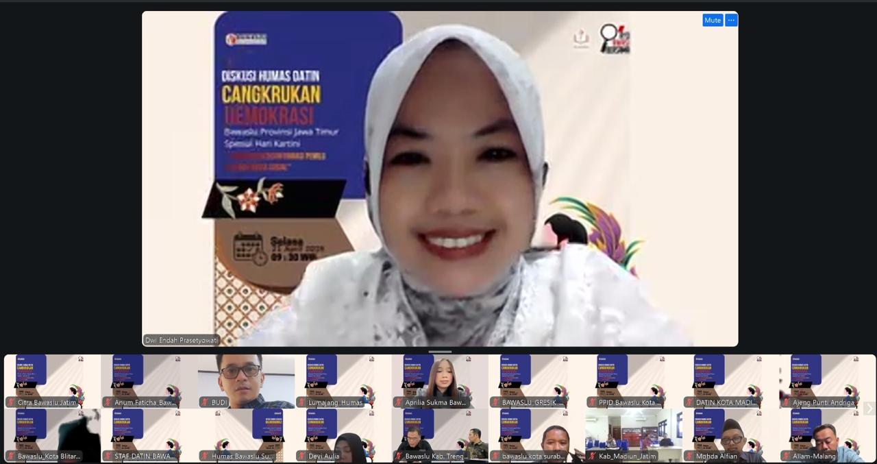 Anggota Bawaslu Jatim, Dwi Endah Prasetyowati saat membuka cangkruan demokrasi, 21 April 2026