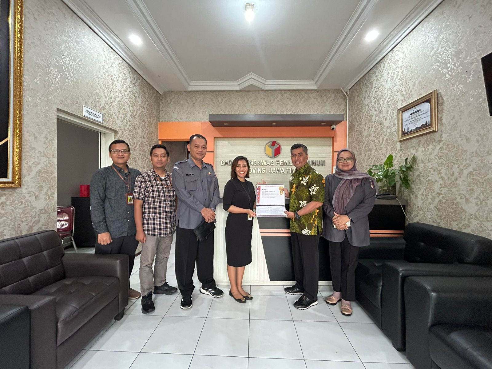 Bawaslu Jawa Timur Terima Piagam Penghargaan Wajib Pajak dari KPP Pratama Surabaya Sukomanunggal