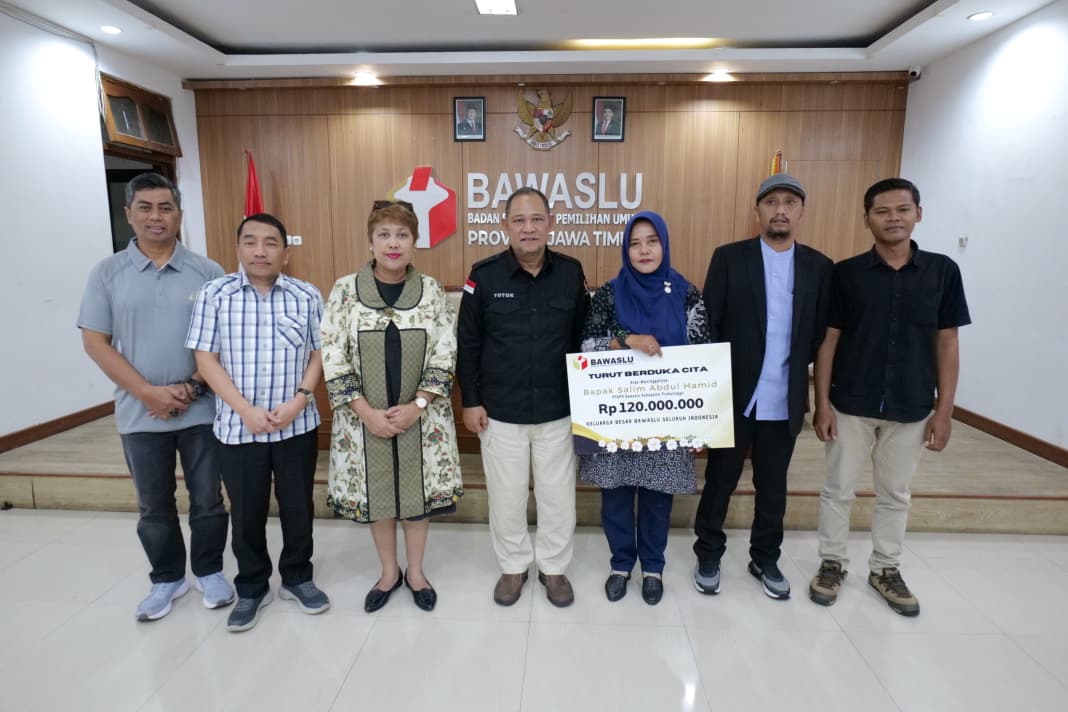 Bawaslu Serahkan Dana Kerohiman kepada Ahli Waris Staf Bawaslu Kota Probolinggo
