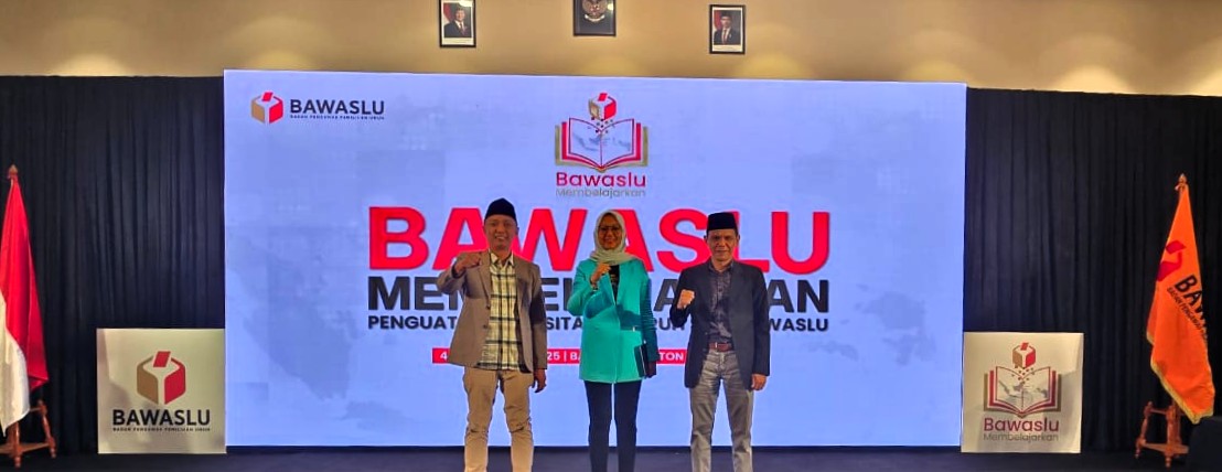 Ketua Bawaslu Jatim, A. Warits (kiri), Dewita Hayu Shinta (tengah) dan Rusmifahrizal Rustam (kanan) sebelum presentasi Bawaslu Membelajarkan