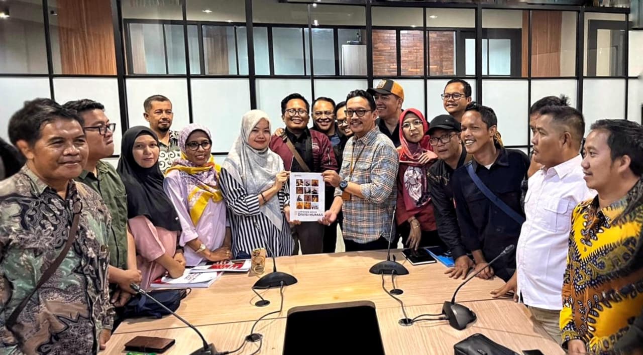 Anggota Bawaslu Jatim, Dwi Endah Prasetyowati (baju putih garis-garis) saat menyerahkan laporan akhir kehumasan ke Bawaslu RI, pada Kamis, 18 Desember 2025