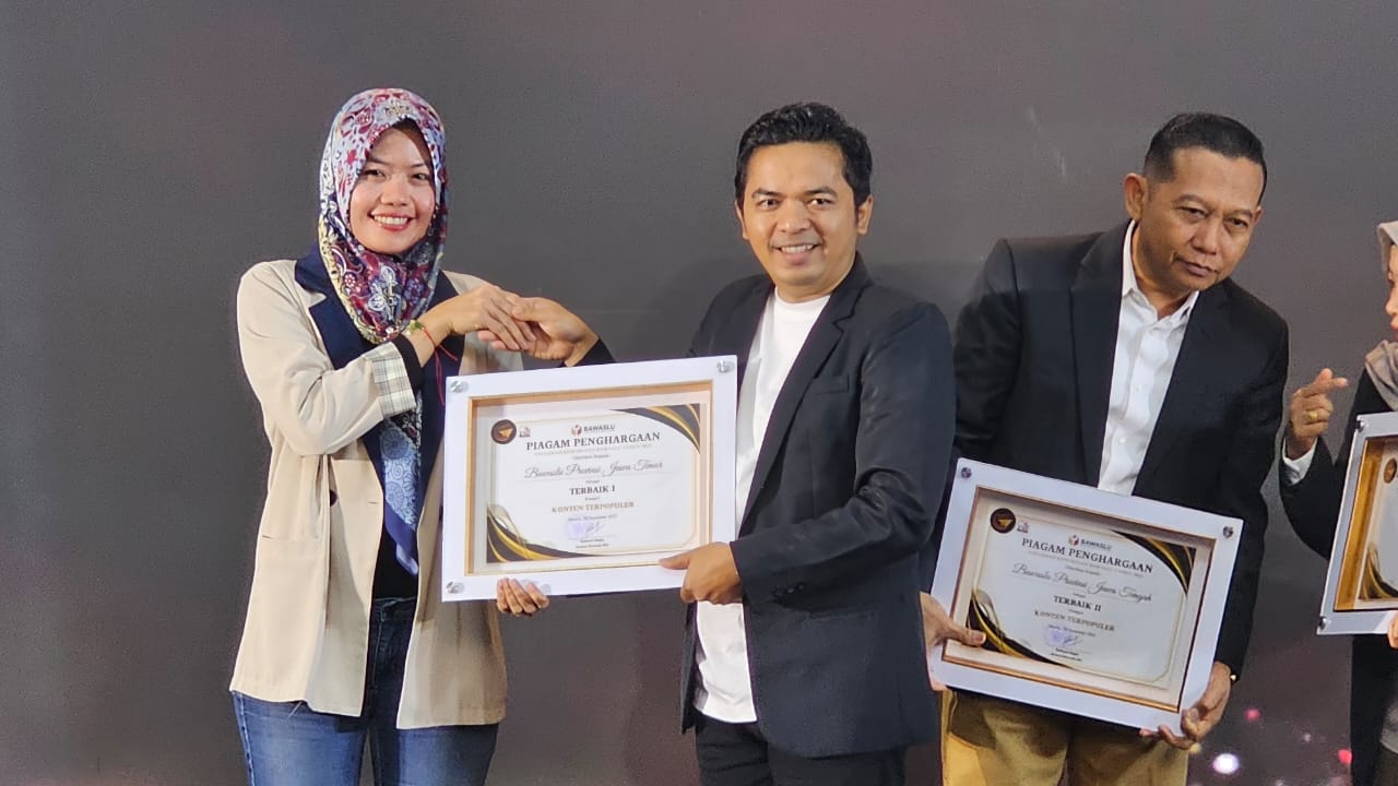 KONTEN TERPOPULER: Koordinator Divisi Hubungan Masyarakat dan Data Informasi, Dwi Endah Prasetyowati (kiri) saat menerima penghargaan Terbaik 1 Konten Terpopuler, pada Malam Anugerah Kehumasan, pada 20 Desember 2025
