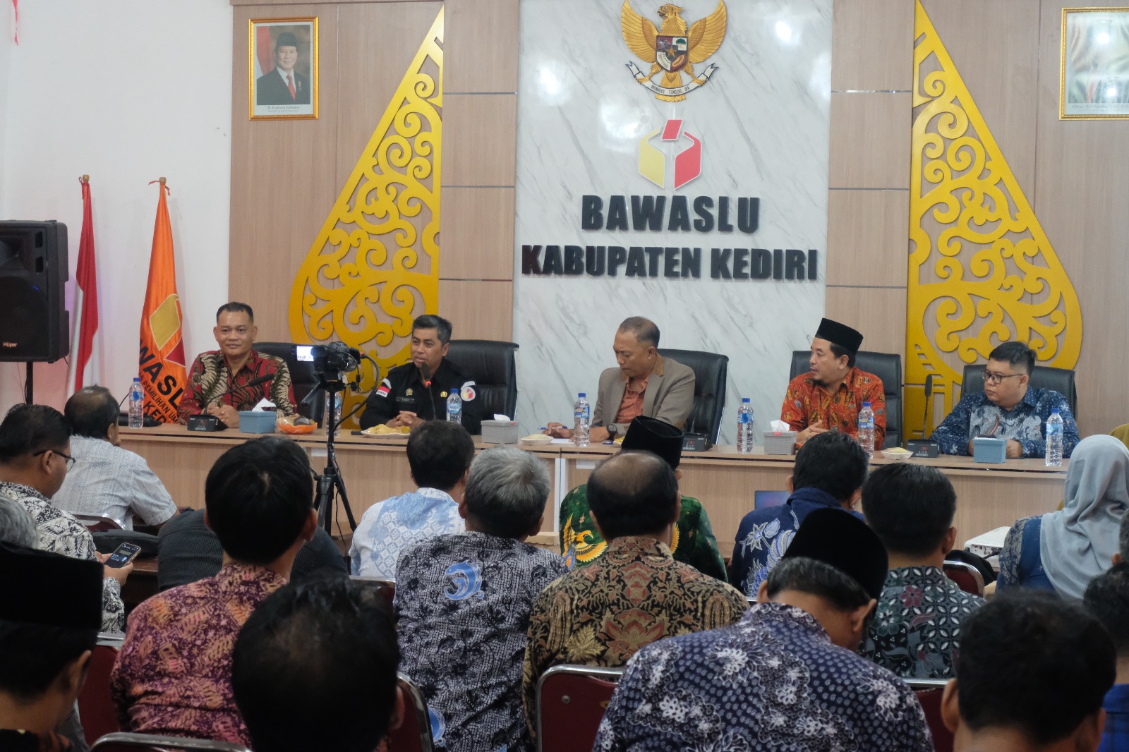 PAPARAN: Kepala Sekretariat Bawaslu Jatim, Yusuf (baju hitam) saat memberikan paparan tentang replikasi akuntalitas keuangan, di Kediri pada 21 Desember 2025