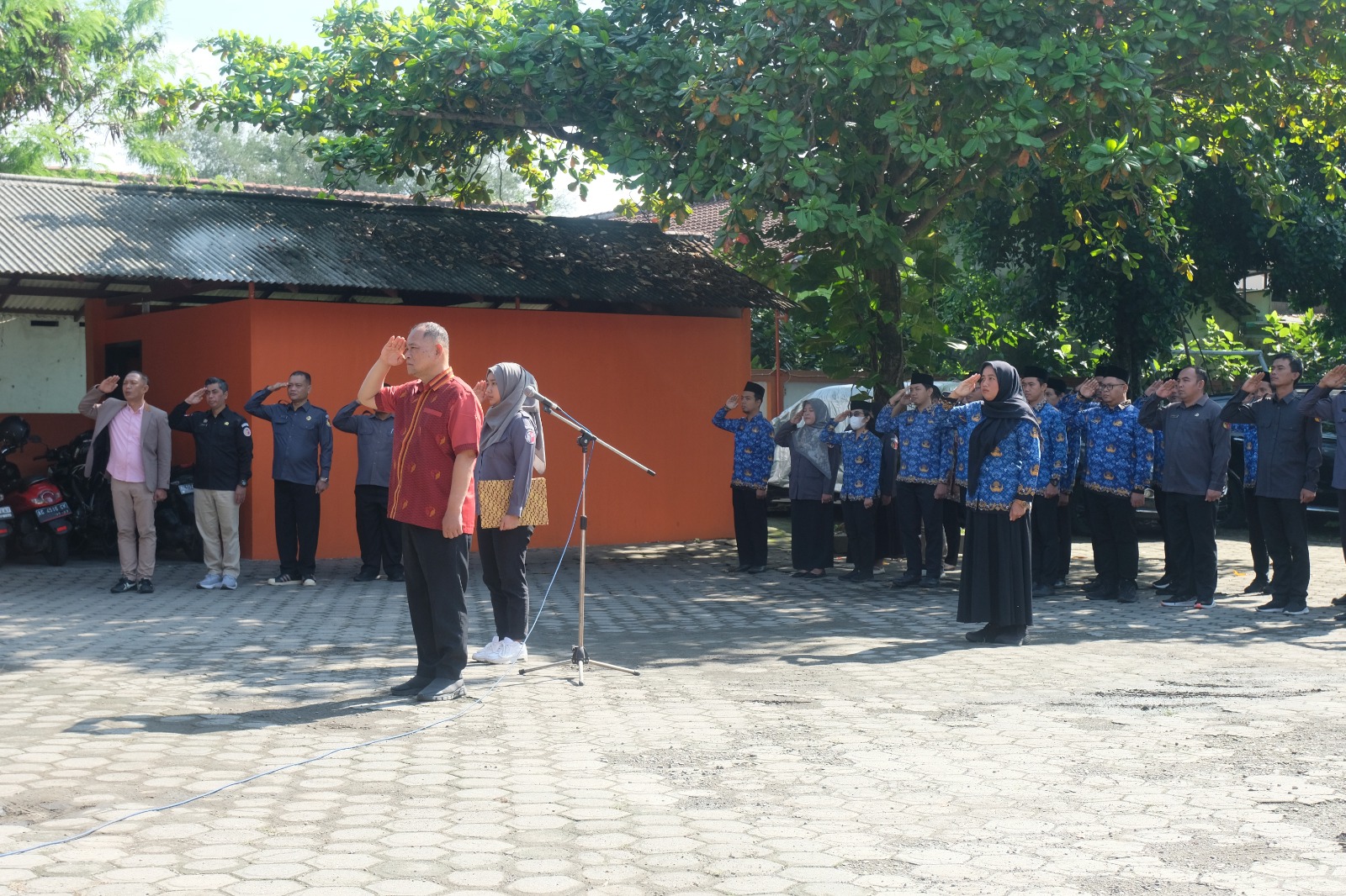 HARI IBU: Anggota Bawaslu RI, Totok Hariyono (baju merah) saat memimpin upacara peringatan hari Ibu, pada 22 Desember 2025 di Kediri