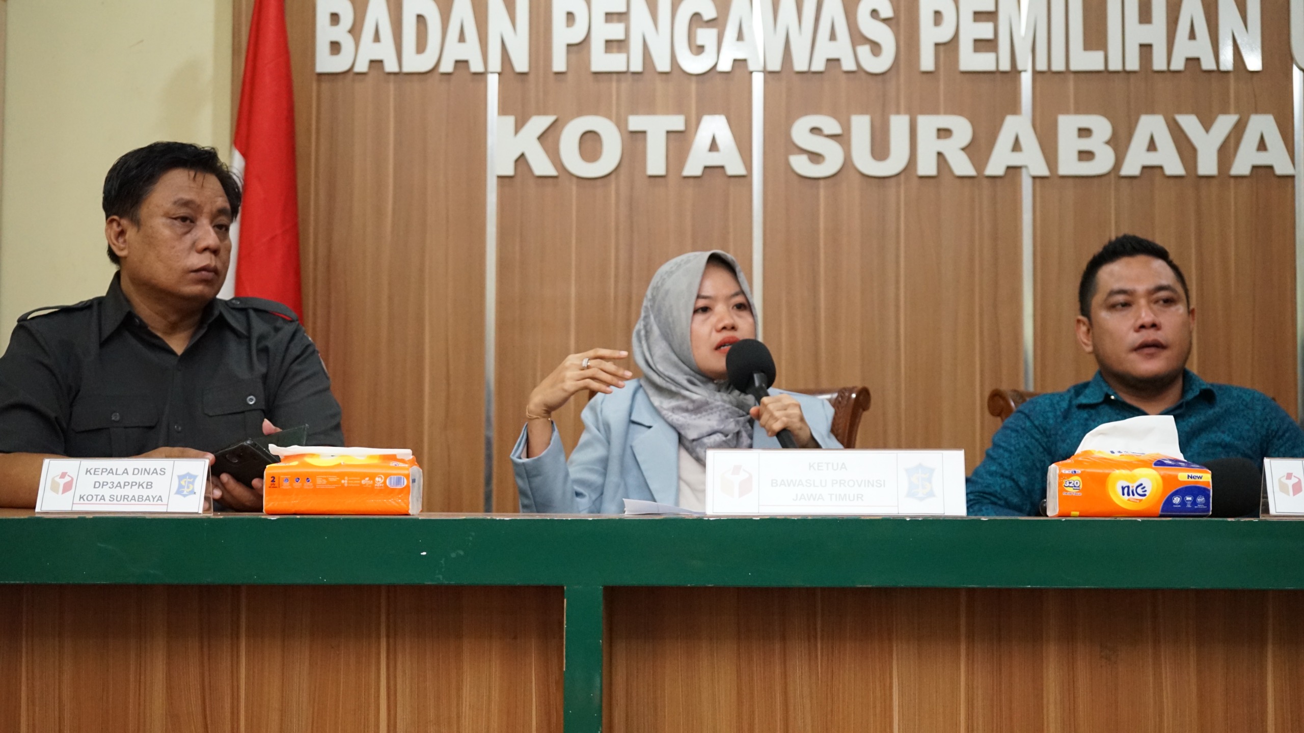 Dwi Endah Prasetyowati saat di Bawaslu Surabaya