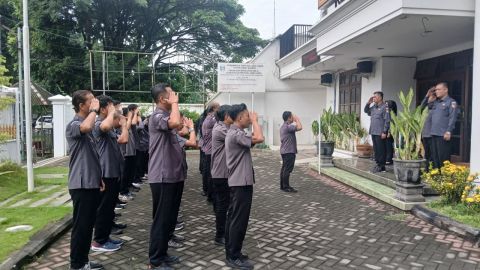 Kepala Sekretariat Bawaslu jawa timur memimpin apel perdana tahun 2026