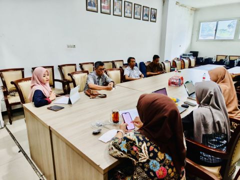 Koordinator Divisi Hubungan Masyarakat dan Data Informasi Bawaslu Jatim Dwi Endah Prasetyowati