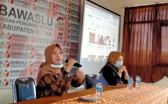 Ely Ajak Panwascam se-Kabupaten Blitar Dekat dengan Masyarakat Lewat Medsos