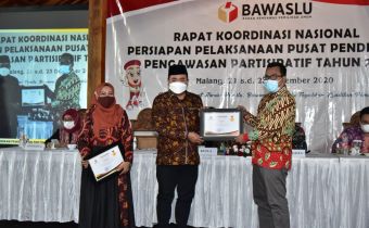 Bawaslu Mojokerto dan Gresik Raih Penghargaan atas Laporan Cepat Siwaslu