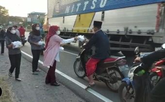 Bagi Takjil, Cara Bawaslu Kabupaten Mojokerto Tingkatkan Pengawasan Partisipatif