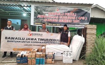 Lagi, Bawaslu Jatim Salurkan Bantuan ke Korban Erupsi Semeru