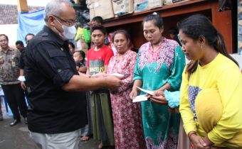 Sekretaris Jenderal Bawaslu Serahkan Langsung Donasi ke Korban Erupsi Semeru