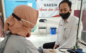 38 Pegawai Bawaslu Jatim Jalani Vaksinasi Lanjutan (Booster)