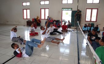 Main Voli Duduk dengan Penyandang Disabilitas, Cara Bawaslu Blitar Dorong Pengawasan Partisipatif