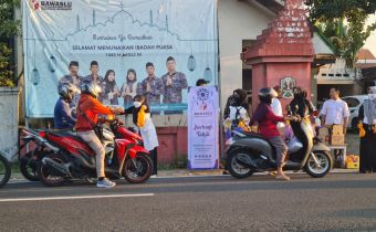 Bagi 300 Takjil, Cara Bawaslu Kabupaten Mojokerto Dekat dengan Masyarakat