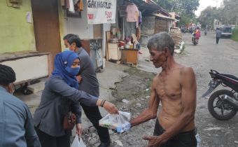 Ibadah Sosial, Bawaslu Jatim Bagi 600 Takjil di 6 Lokasi