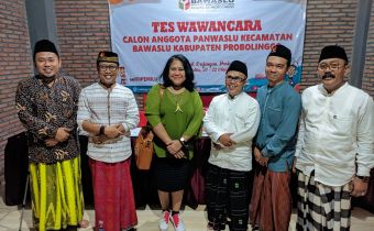 Hari Santri, Bawaslu Probolinggo Pakai Sarung saat Tes Wawancara Panwascam