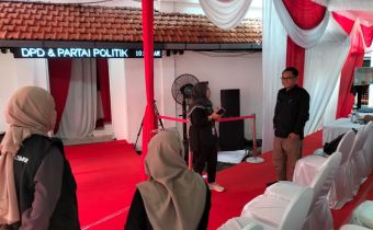 Bawaslu Jatim Melakukan Pengawasan Melekat Pendaftaran Caleg di Kantor KPU Provinsi Jatim