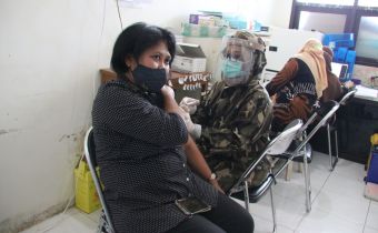 Hari ini Keluarga Besar Bawaslu Jatim Jalani Vaksinasi di Puskesmas dr Soetomo