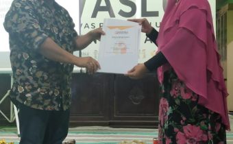 Buka Puasa Bersama, Bawaslu Sidoarjo Berikan Piagam Penghargaan kepada Panwascam