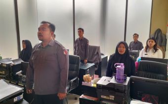 Tingkatkan Nasionalisme, Bawaslu Jatim Menyanyikan Lagu Kebangsaan Setiap Hari Kerja